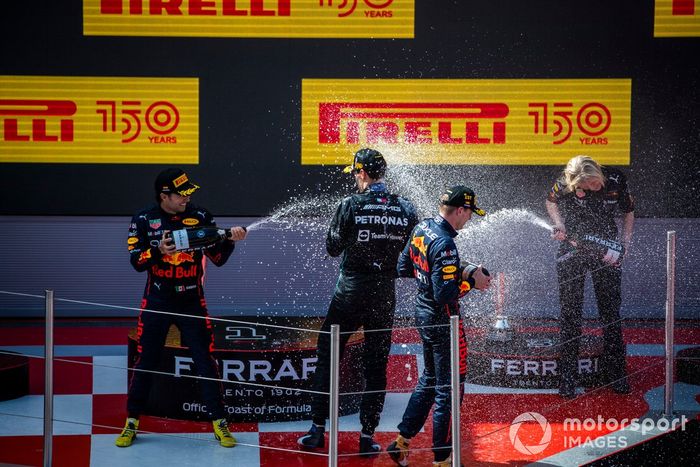 Podio: segundo lugar Sergio Pérez, Red Bull Racing, ganador Max Verstappen, Red Bull Racing, Joanna Fleet, Jefa de RRHH, Red Bull Racing, y tercer lugar George Russell, Mercedes-AMG