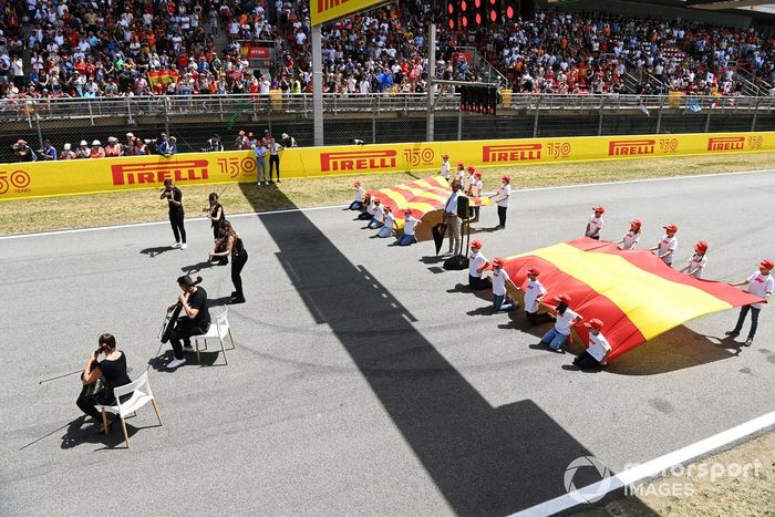 Un quinteto interpreta el himno nacional en la parrilla antes de la salida 