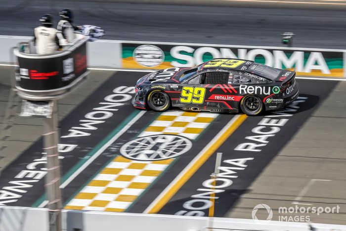 Daniel Suárez, TrackHouse Racing, Onx Homes / Renu Chevrolet Camaro toma la bandera a cuadros para ganar la carrera