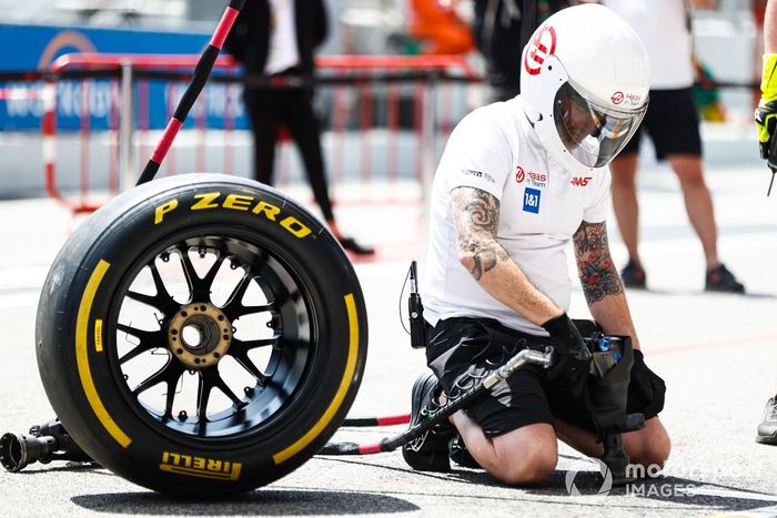 Un mecánico de Haas se prepara para una parada en boxes