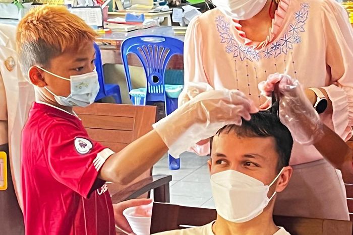 Alex Albon visita a los niños del orfanato Wat Sakaeo de Tailandia