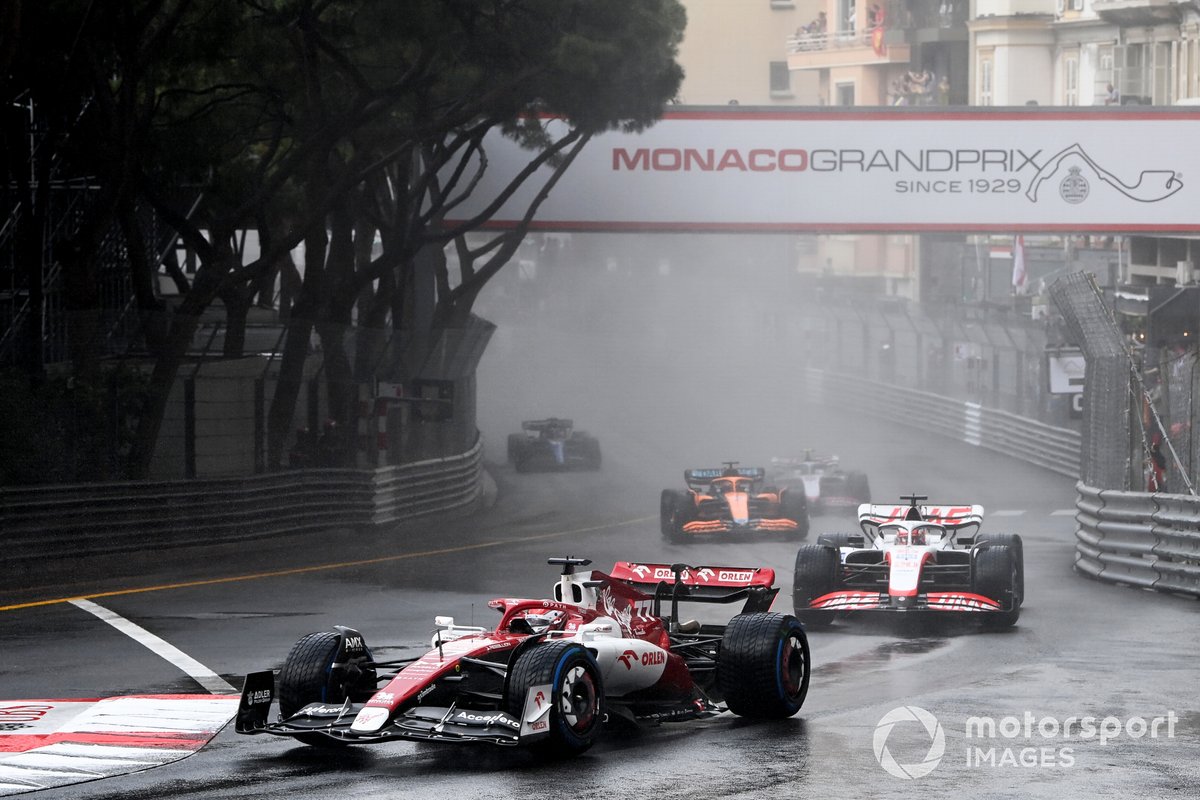 Valtteri Bottas, Alfa Romeo C42, Kevin Magnussen, Haas VF-22, Daniel Ricciardo, McLaren MCL36