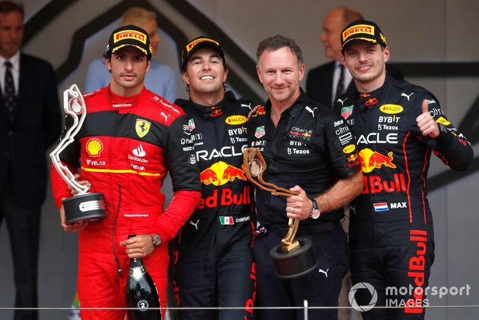 Podio: segundo lugar Carlos Sainz, Ferrari, ganador Sergio Pérez, Red Bull Racing, tercer lugar Max Verstappen, Red Bull Racing Christian Horner, director de Red Bull Racing