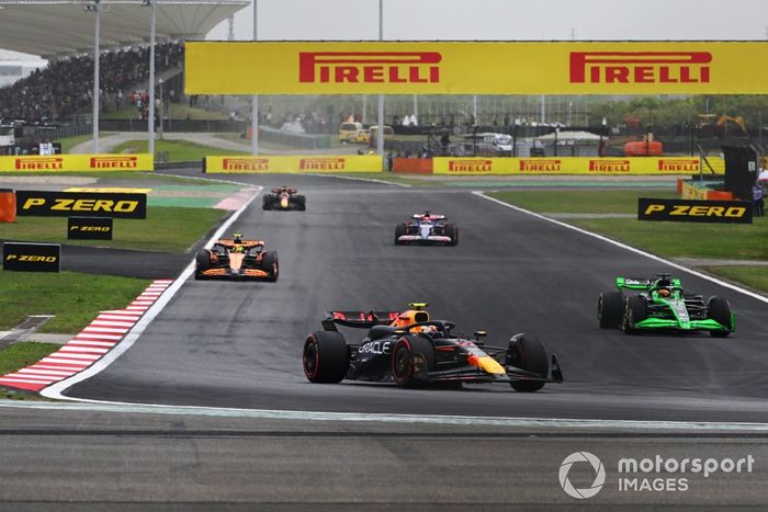 Sergio Pérez, Red Bull Racing RB20, Valtteri Bottas, Kick Sauber C44, Lando Norris, McLaren MCL38