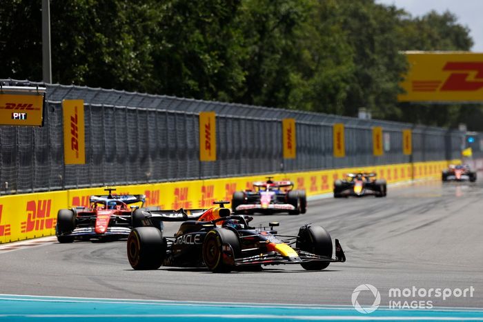 Max Verstappen, Red Bull Racing RB20, lidera Charles Leclerc, Ferrari SF-24, y Daniel Ricciardo, VCARB 01