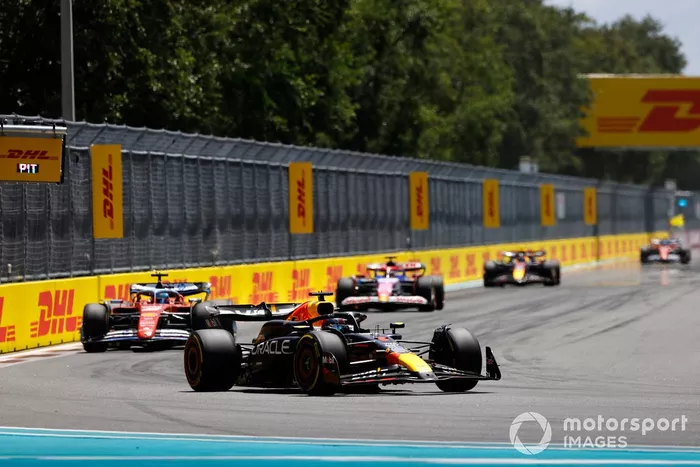 Max Verstappen, Red Bull Racing RB20, lidera Charles Leclerc, Ferrari SF-24, y Daniel Ricciardo, VCARB 01