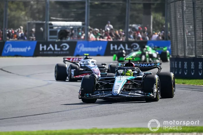 Lewis Hamilton, Mercedes F1 W15, Nico Hulkenberg, Haas VF-24