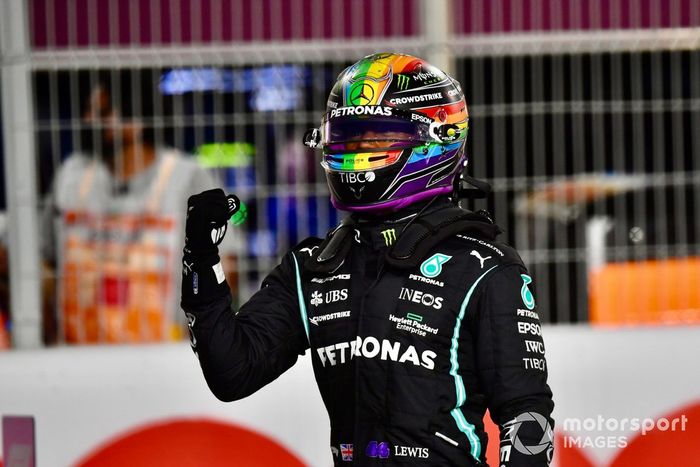 Ganador de la pole, Lewis Hamilton, de Mercedes, celebra tras la clasificación