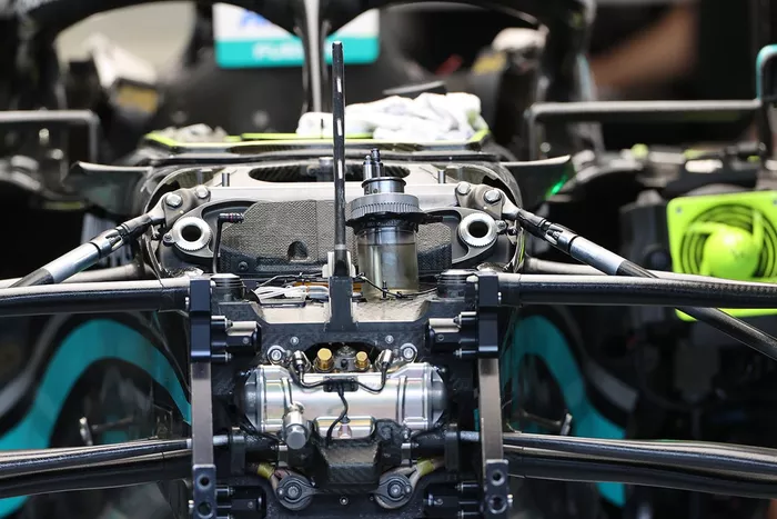 Detalle frontal del Mercedes W12 