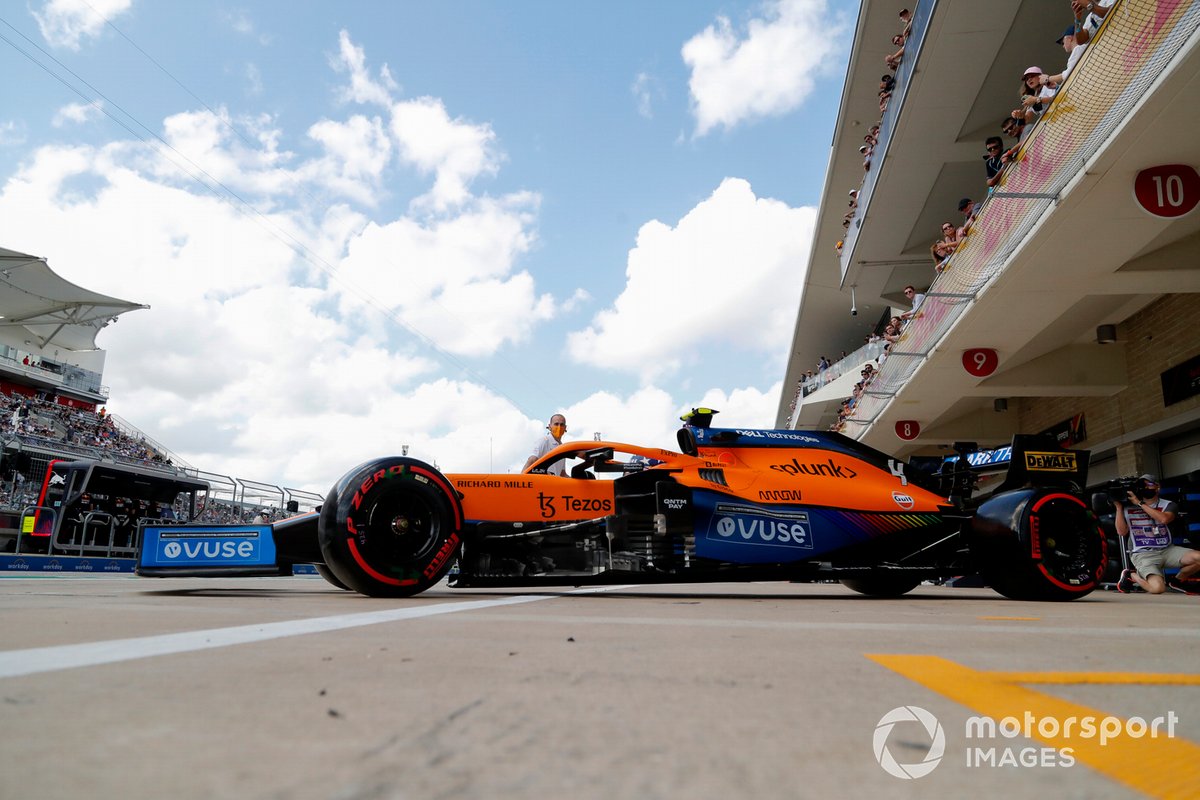 Lando Norris, McLaren MCL35M, sale del garaje