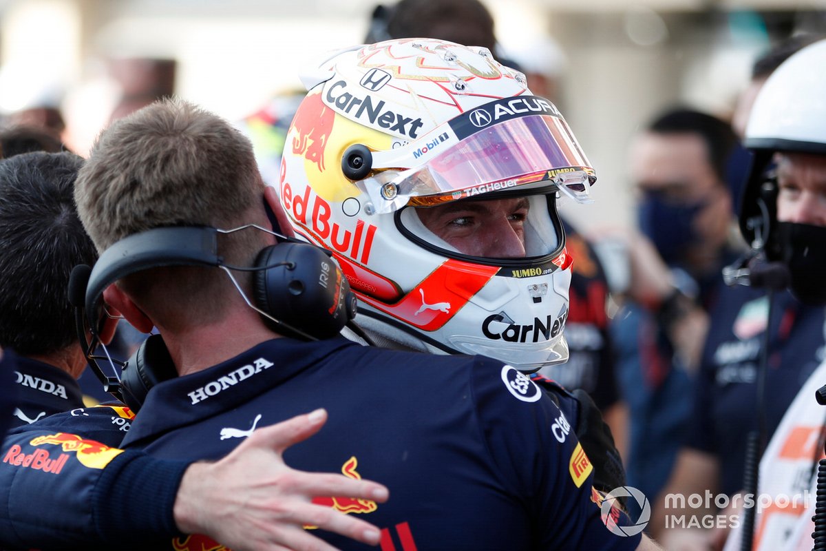 Max Verstappen, de Red Bull Racing, es felicitado por su equipo en Parc Ferme tras conseguir la pole