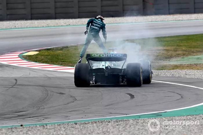 Sebastian Vettel, Aston Martin AMR22, se detiene con un fallo técnico que provoca humo