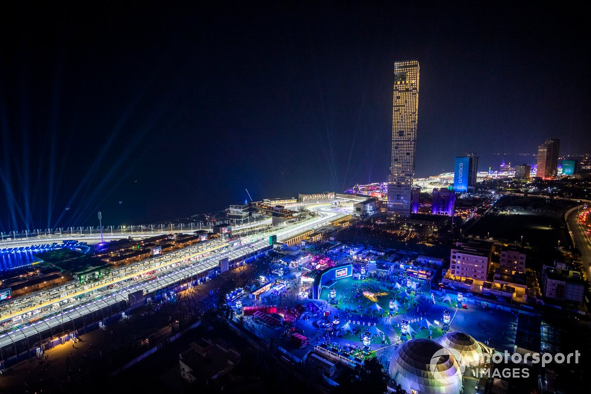 Vista aérea del circuito de Yeda y de la ciudad por la noche