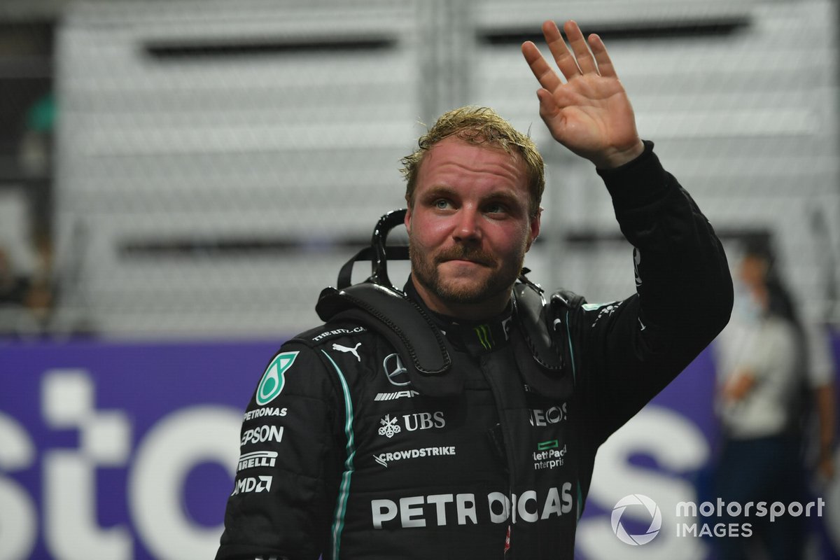 Valtteri Bottas, Mercedes, saluta i fan dal Parc Ferme dopo le qualifiche