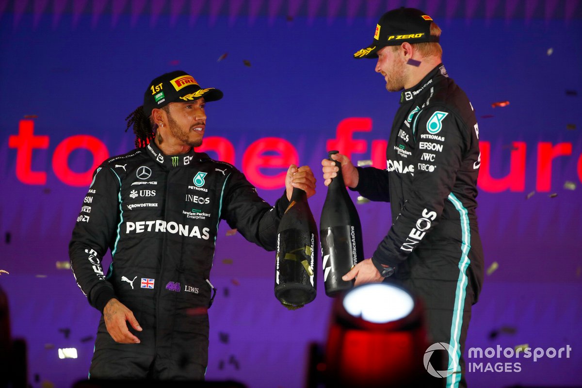 Lewis Hamilton, Mercedes, 1a posizione, e Valtteri Bottas, Mercedes, 3a posizione, festeggiano sul podio