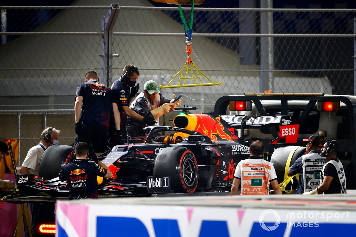 El coche dañado de Max Verstappen, Red Bull Racing RB16B, en una grúa