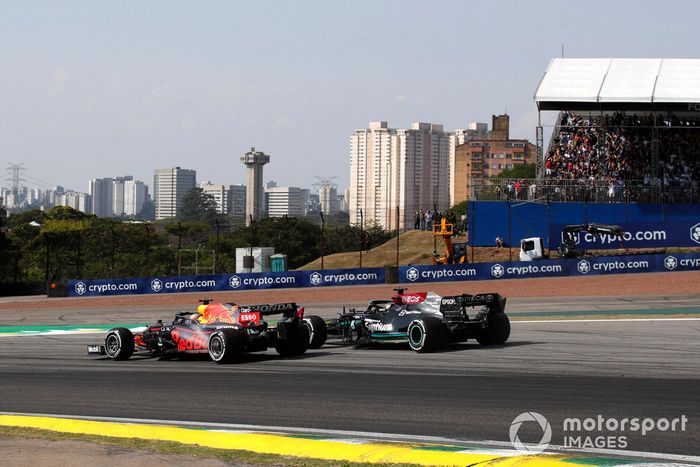 Max Verstappen, Red Bull Racing RB16B, lucha con Lewis Hamilton, Mercedes W12