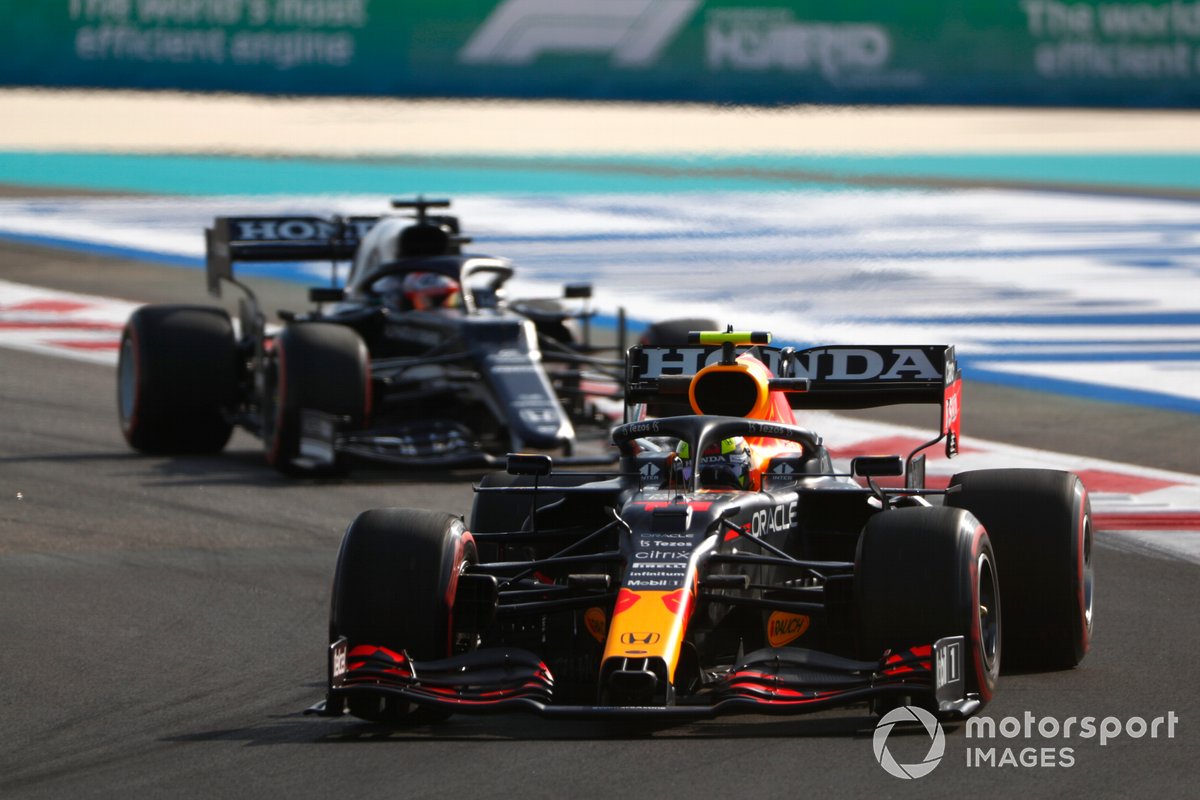 Sergio Perez, Red Bull Racing RB16B, Yuki Tsunoda, AlphaTauri AT02