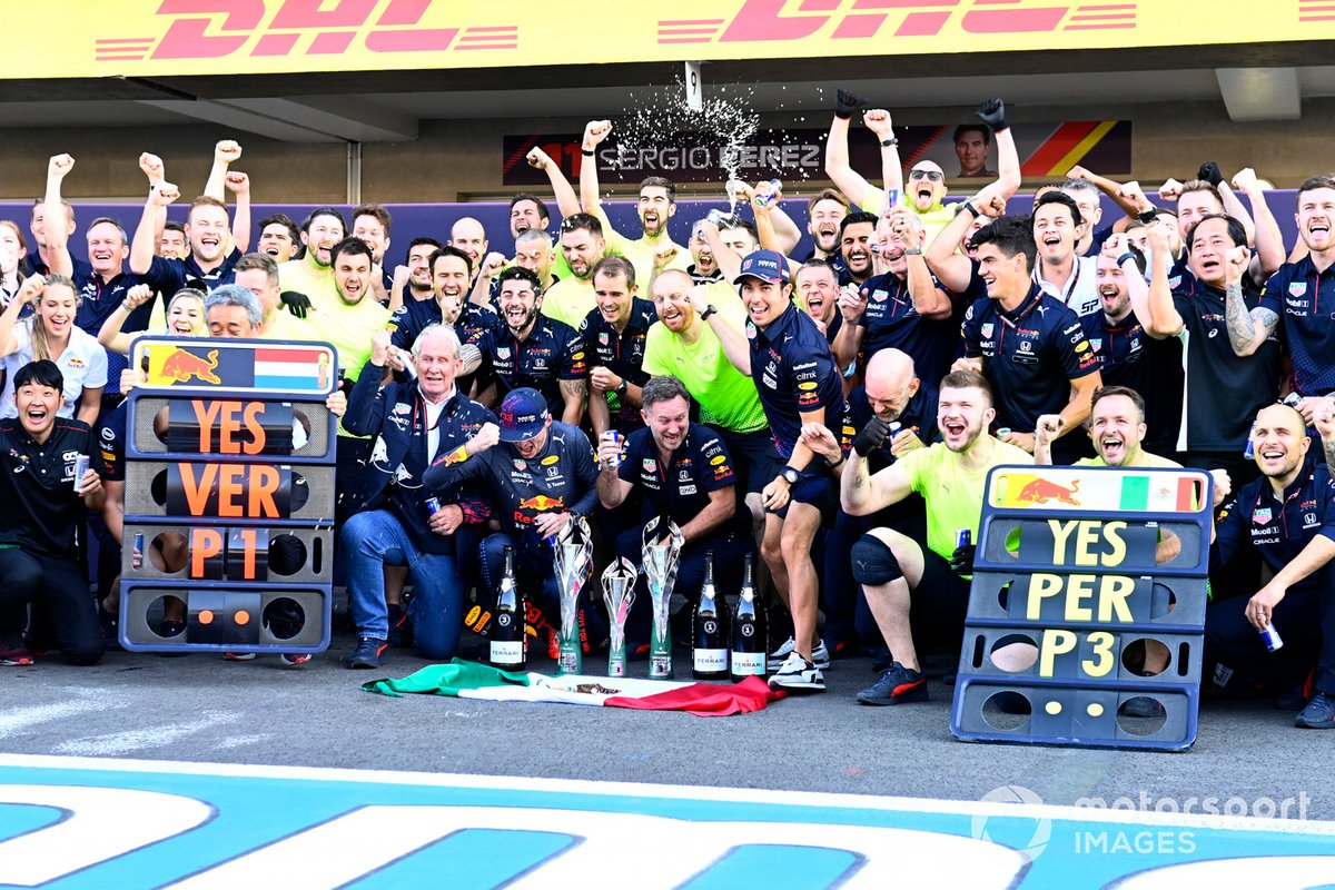 Masashi Yamamoto, director general de Honda Motorsport, Helmut Marko, asesor de Red Bull Racing, Max Verstappen, Red Bull Racing, 1ª posición, Christian Horner, director del equipo, Red Bull Racing, Sergio Pérez, Red Bull Racing, 3ª posición, y el Red Bull