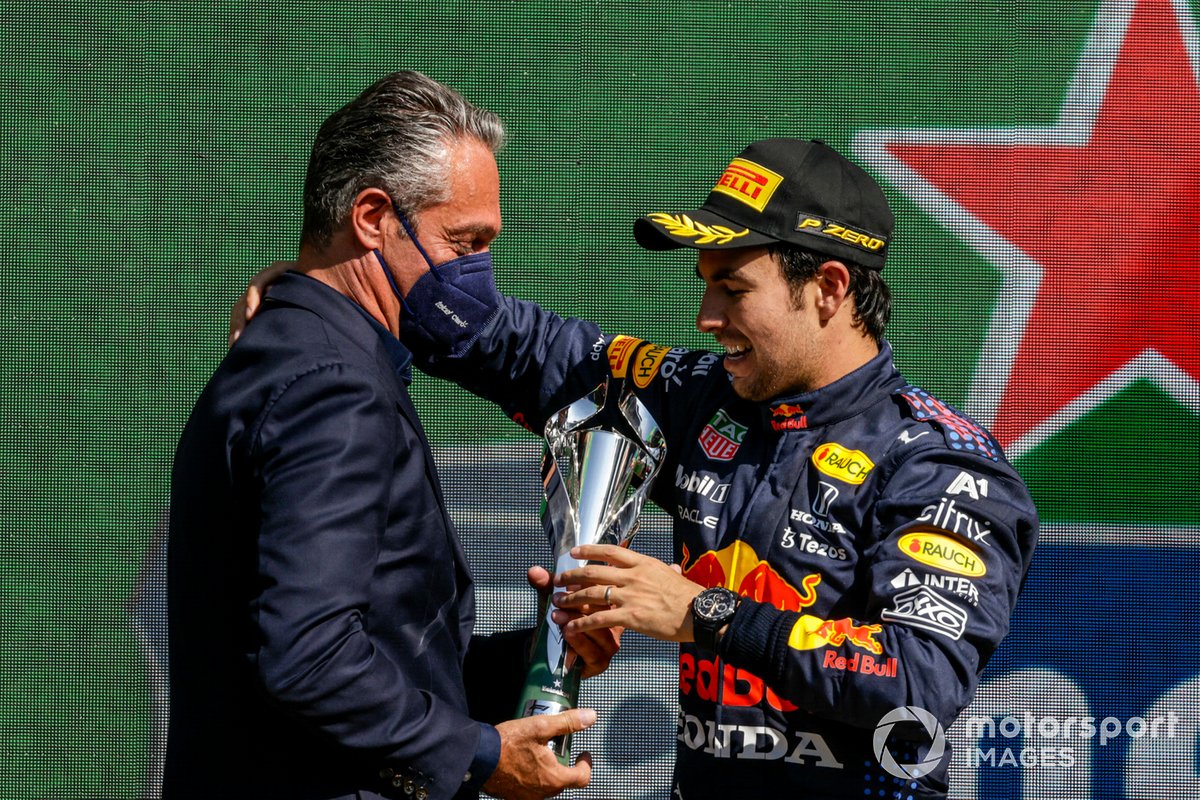Podio: Carlos Slim Domit entrega al tercer lugar Sergio Pérez, Red Bull Racing su trofeo
