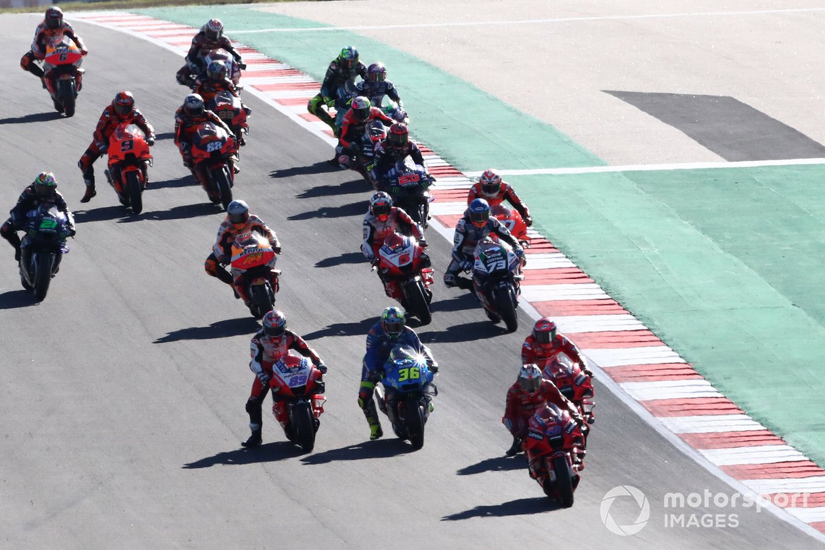 Jack Miller aborde le premier virage en tête