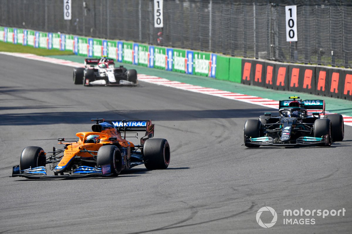 Daniel Ricciardo, McLaren MCL35M, Valtteri Bottas, Mercedes W12, e Antonio Giovinazzi, Alfa Romeo Racing C41
