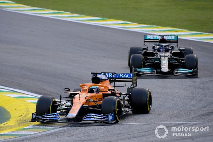 Daniel Ricciardo, McLaren MCL35M, Lewis Hamilton, Mercedes W12