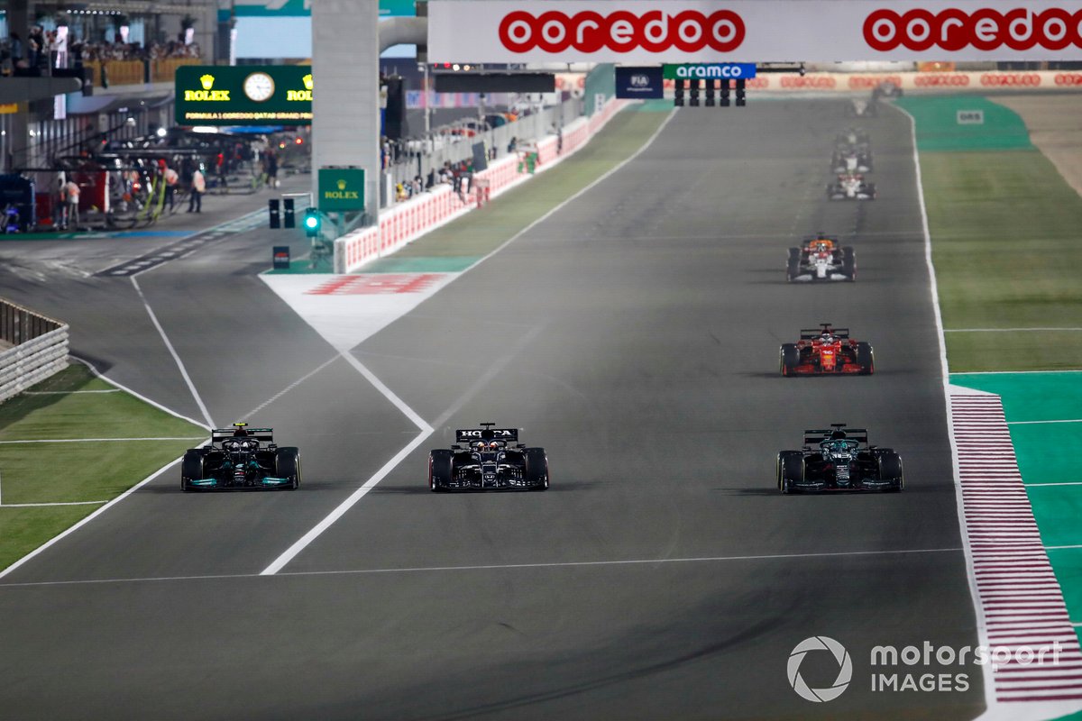 Yuki Tsunoda, AlphaTauri AT02, combatte con Valtteri Bottas, Mercedes W12, e Lance Stroll, Aston Martin AMR21