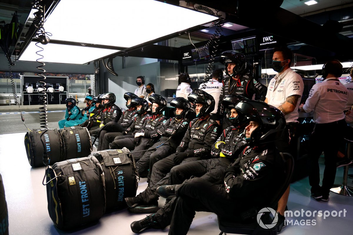 El equipo de mecánicos de Mercedes en boxes