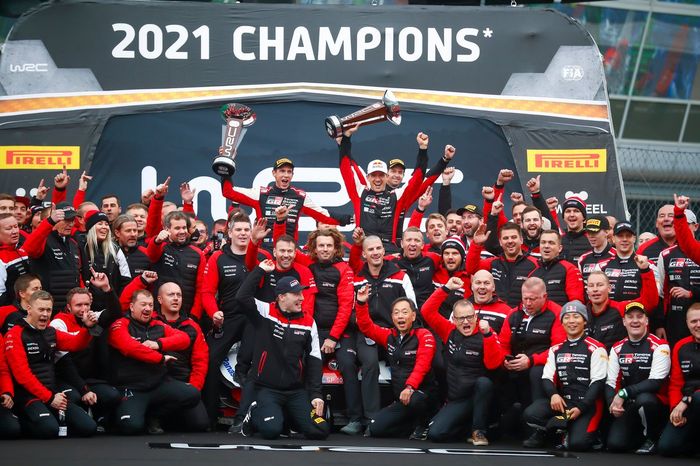 Sébastien Ogier, Julien Ingrassia, Toyota Gazoo Racing WRT Toyota Yaris WRC con el equipo