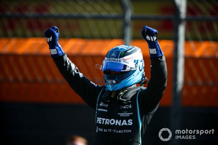 Ganador de la pole Valtteri Bottas, Mercedes, celebra en Parc Ferme