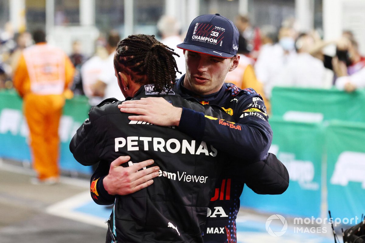 Lewis Hamilton, Mercedes, felicita a Max Verstappen, Red Bull Racing, por su campeonato en el Parc Ferme