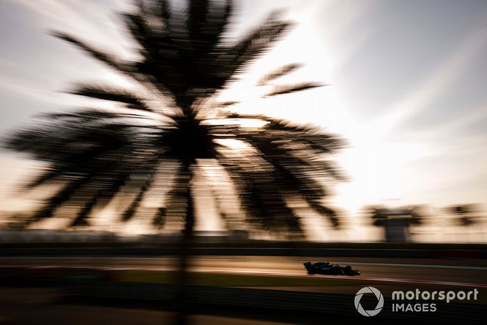 Sebastian Vettel, Aston Martin AMR21 adaptado (muleto) con los Pirelli de 18 pulgadas 