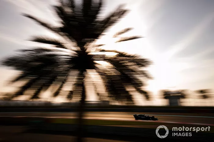 Sebastian Vettel, Aston Martin AMR21 adaptado (muleto) con los Pirelli de 18 pulgadas 