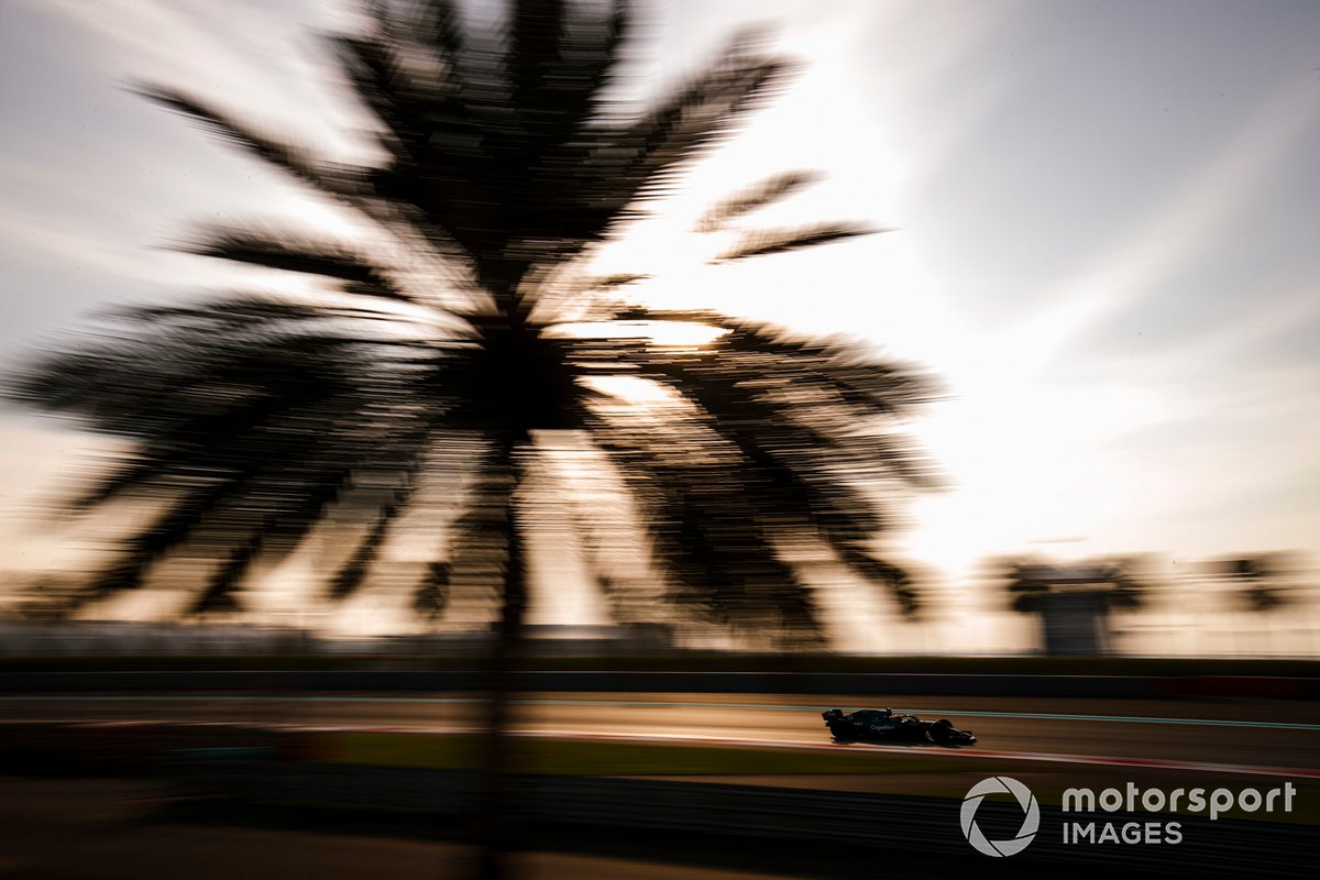 Sebastian Vettel, Aston Martin AMR21 adaptado (muleto) con los Pirelli de 18 pulgadas