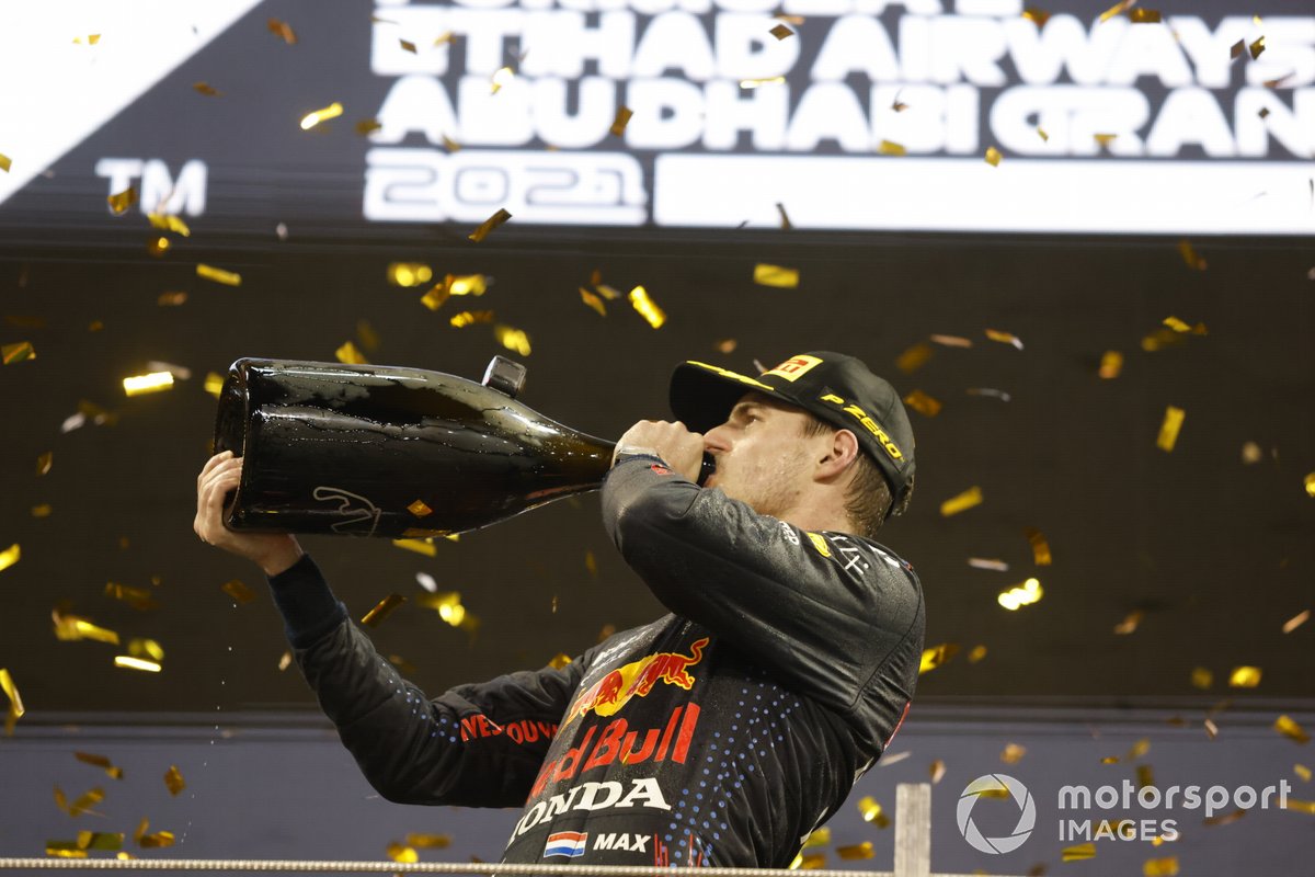 Max Verstappen, Red Bull Racing, 1a posizione, beve acqua di rose sul podio