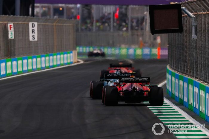 Lance Stroll, Aston Martin AMR21, Carlos Sainz Jr., Ferrari SF21