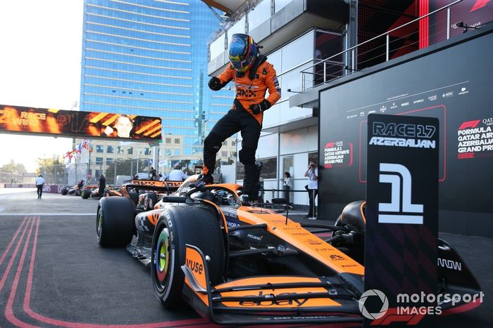 Oscar Piastri, McLaren F1 Team, 1ª posición, celebra su llegada al Parc Ferme