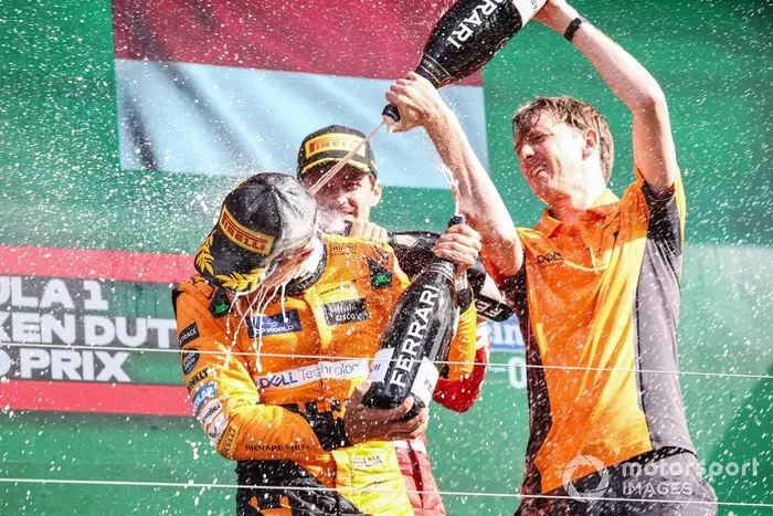 Will Joseph, Ingeniero de Carrera, McLaren F1 Team, vierte champán sobre Lando Norris, McLaren F1 Team, 1ª posición.