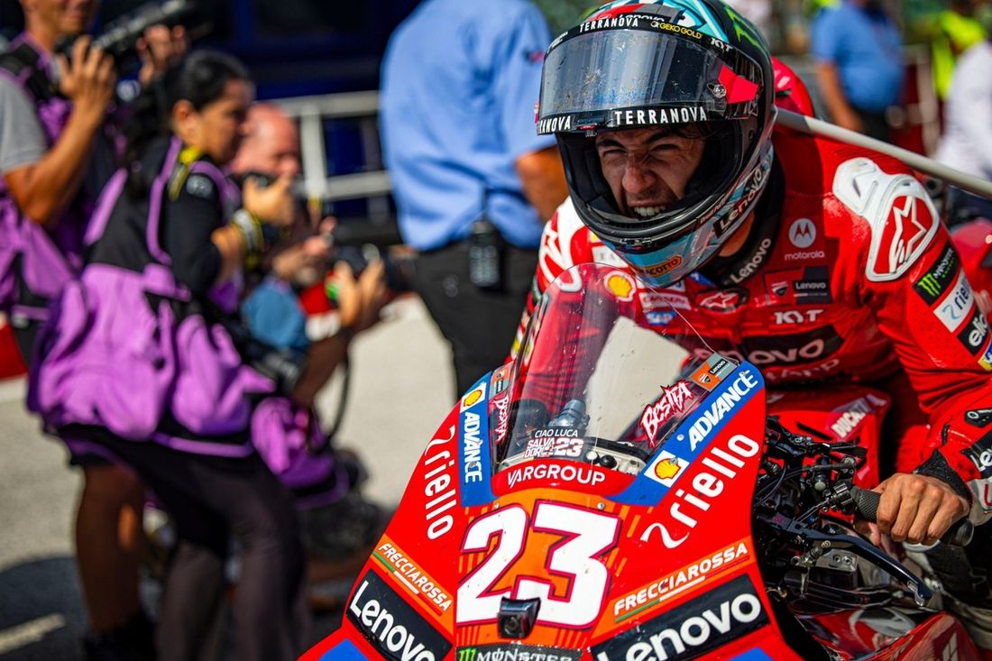 Enea Bastianini, del equipo Ducati, celebra con los miembros del equipo