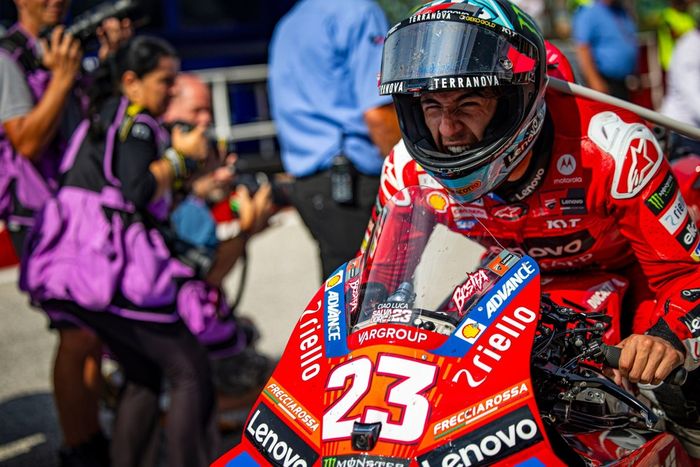 Enea Bastianini, del equipo Ducati, celebra con los miembros del equipo