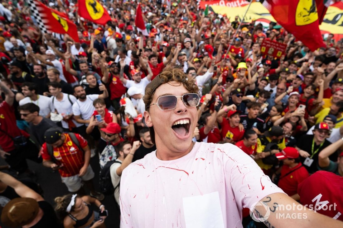 Los aficionados de Ferrari celebran la ceremonia del podio