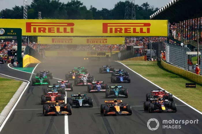Lando Norris, McLaren MCL38, Max Verstappen, Red Bull Racing RB20, Oscar Piastri, McLaren MCL38, Lewis Hamilton, Mercedes F1 W15, Charles Leclerc, Ferrari SF-24, Carlos Sainz, Ferrari SF-24, el resto de la parrilla en la salida.