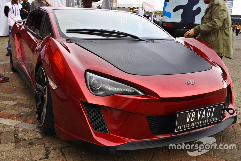 Mobil listrik V8 Vadi