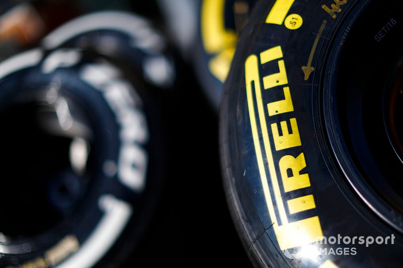 Des pneus Pirelli dans le paddock
