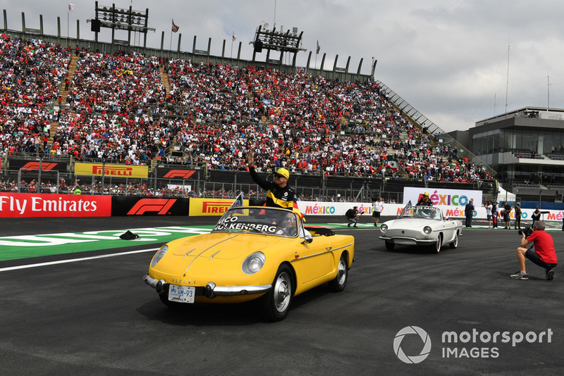 Nico Hulkenberg, Renault Sport F1 Team R.S. 18 en el desfile de pilotos y Fernando Alonso, McLaren