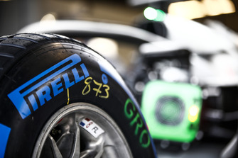 Uno pneumatico Pirelli da bagnato sulla monoposto di Romain Grosjean, Haas F1 Team VF-18