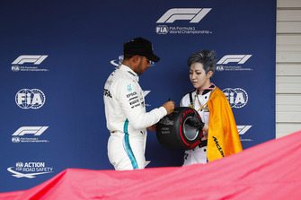 Il pole man Lewis Hamilton, Mercedes AMG F1, riceve il Pirelli Pole Tophy