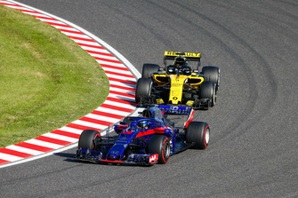 Brendon Hartley, Toro Rosso STR13, leads Nico Hulkenberg, Renault Sport F1 Team R.S. 18