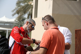 Maurizio Arrivabene, Ferrari Takım Patronu imza dağıtıyor